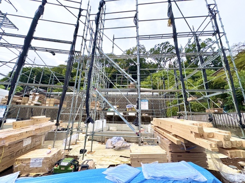 建設中の木造住宅現場と周囲の緑豊かな環境