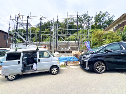 建設中の住宅現場と駐車中の車の様子