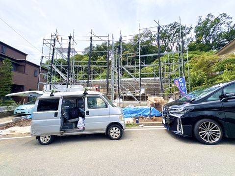建設中の住宅現場と周辺の交通状況を示す外観写真です