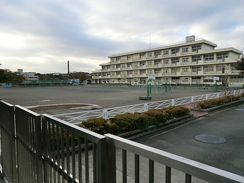 横浜市立嶮山小学校まで約120m