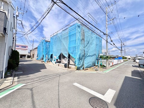 建築中の住宅が並ぶ静かな住宅街の様子です