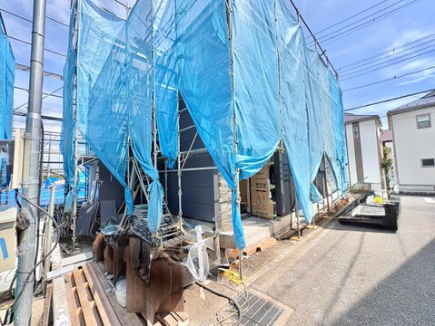 工事中の建物外観、周辺は住宅街です