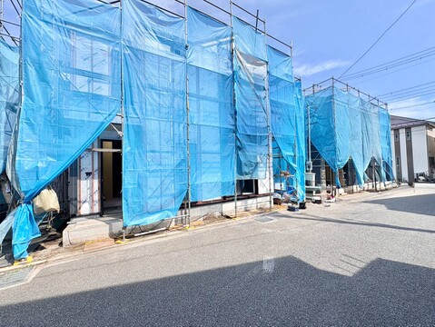 建設中の住宅外観、覆いがかかっています