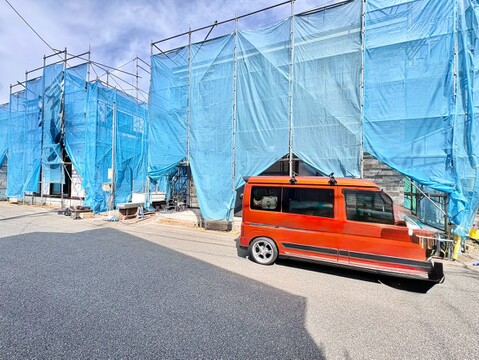 建築中の住宅と駐車中の車がある外観写真です