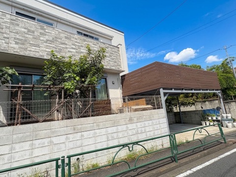 住宅街にあるモダンな二階建ての住宅外観です