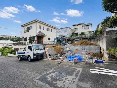 駐車スペース付きの住宅外観と周辺の住宅環境