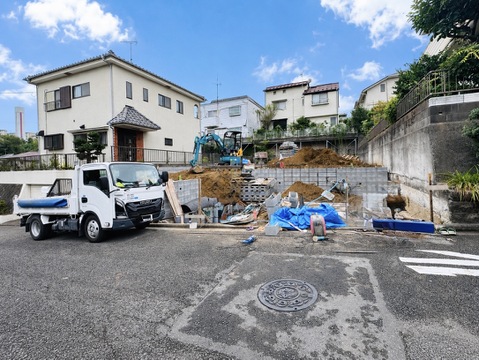 住宅街の敷地で造成工事中の様子