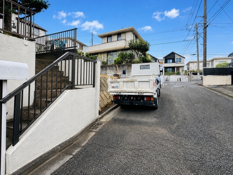住宅外観と敷地内の駐車場スペースを撮影した画像です