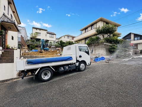 住宅街の舗装道路に停車したトラックと周囲の住宅環境