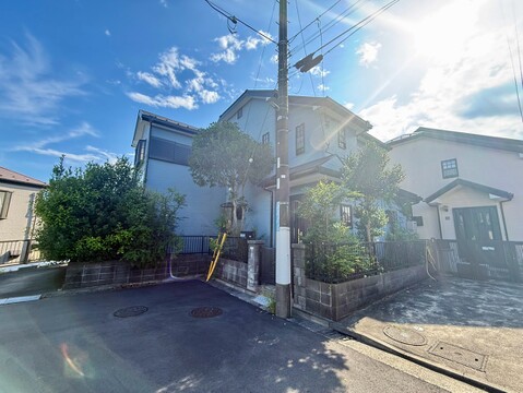 住宅街にある二階建ての住宅外観です