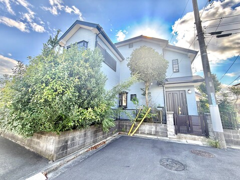 植栽がある二階建て住宅の外観写真です