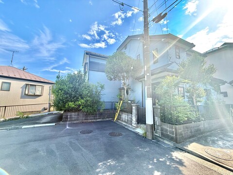 住宅街にある日当たり良好な戸建て外観です