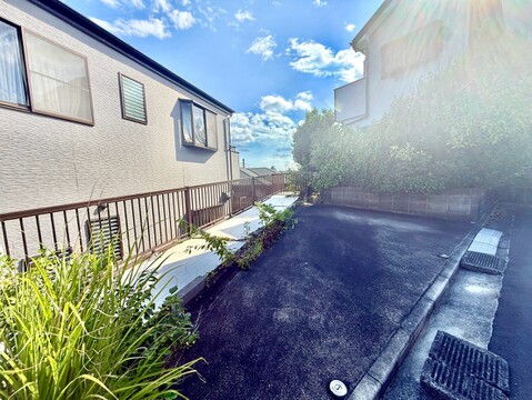 住宅地の周辺環境と隣家の様子が見える眺望です