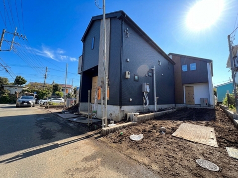 建物外観と整備中の敷地