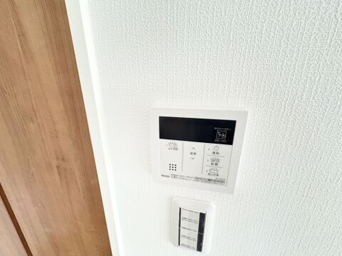 壁面に設置された操作パネルとスイッチ