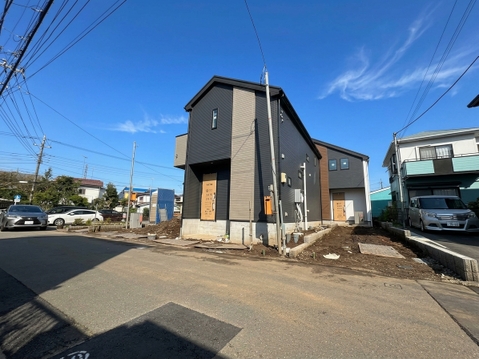 道路に面した戸建て住宅の外観
