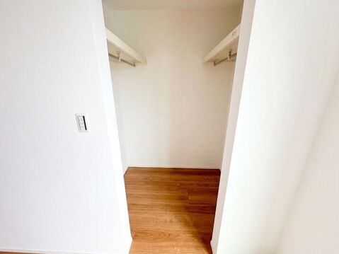 廊下から洋室へ続く室内