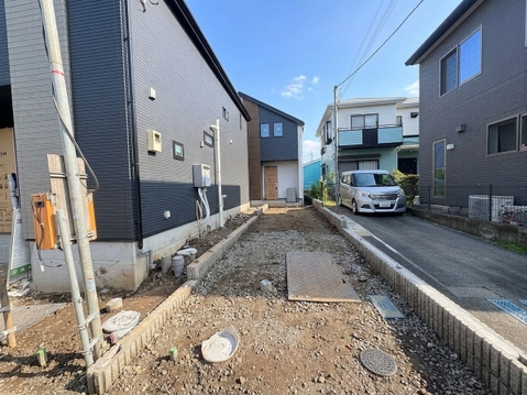 建物に囲まれた砂利敷きの通路