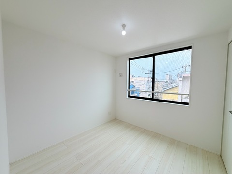 窓からの景色が見えるシンプルな洋室です
