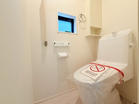 シンプルで清潔感のあるトイレ空間です