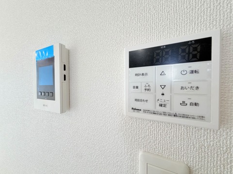 壁に設置されたインターホンと操作パネルの様子
