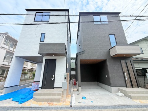 両隣に接する2棟の新築住宅の外観写真です