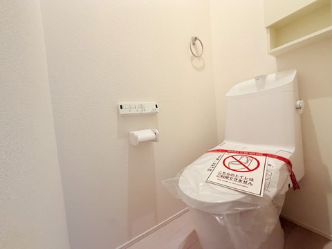 コンパクトなトイレ空間で清掃用具置場あり