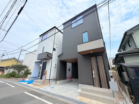 現代的なデザインの新築住宅の外観写真です