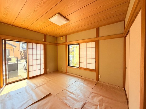窓からの採光がある和室の室内風景です