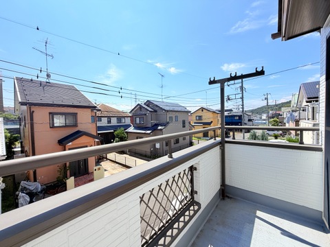 住宅街を望む日当たり良好なバルコニー