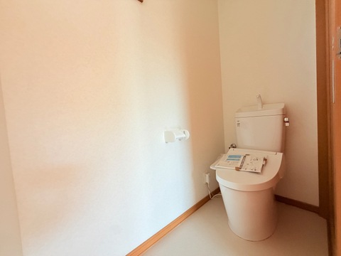 シンプルで清潔感のあるトイレ空間です