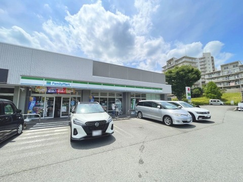 ファミリーマート　若葉台一丁目店　距離約2000m
