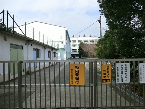 横浜市立都岡中学校　距離約1000m