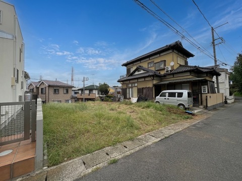 敷地内に古家と空き地がある外観