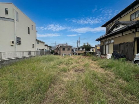 草地のある住宅地の土地