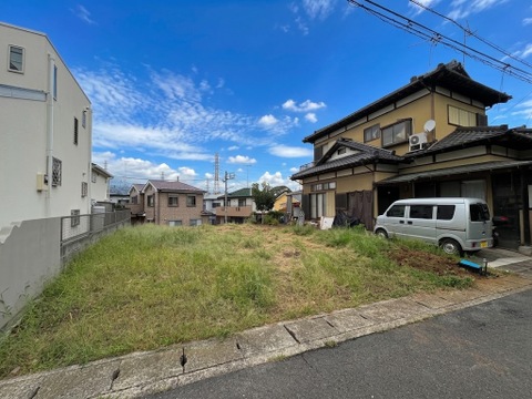 敷地と古民家風の建物、駐車スペースを確認できます