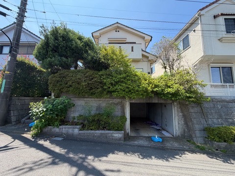 緑に囲まれた丘の上の戸建て外観