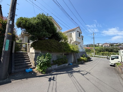 日当たり良好な住宅街の角地にある二階建ての建物