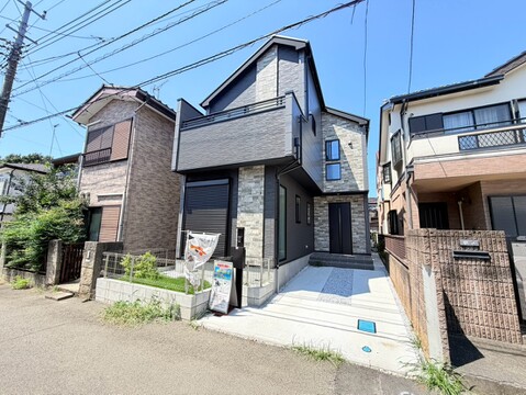 二階建ての住宅で道路に面した外観です