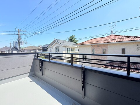 広々としたバルコニーから住宅街が見える風景です