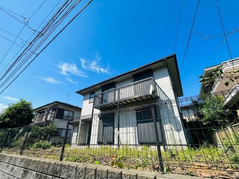 2階建ての住宅外観周囲に緑があり明るい環境
