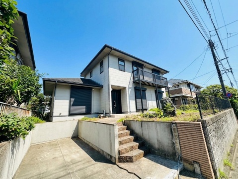 住宅街にある二階建ての戸建て外観です