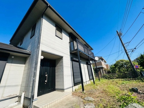 庭付きの二階建て住宅の外観写真です
