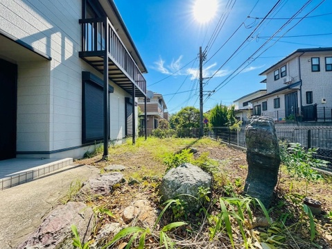 住宅街の敷地内にある庭と外観の一部です