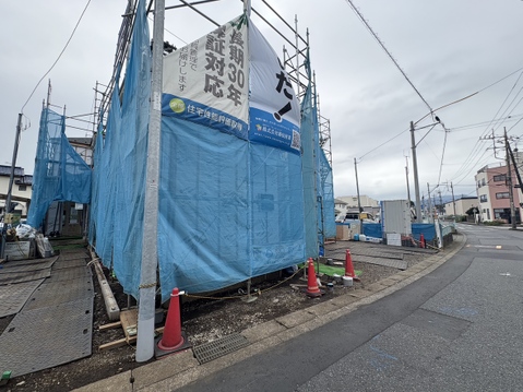 建築中の建物と周辺道路の様子