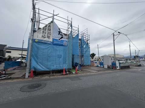 建築中の建物と前面道路の様子
