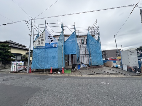 建築中の建物を道路側から見た外観