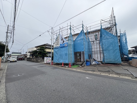 建築中の建物を道路側から見た外観