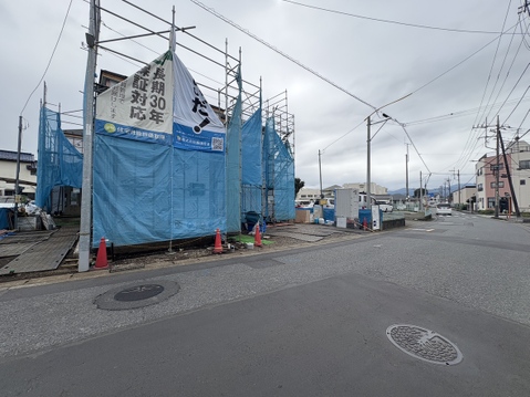 建築中の建物が見える前面道路
