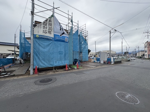 建築中の建物が見える周辺道路